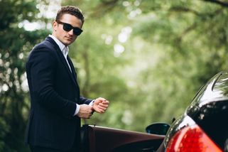 Narodil jsem se do zlaté kolébky, chudinou pohrdám a nestydím se za to - Médium.cz